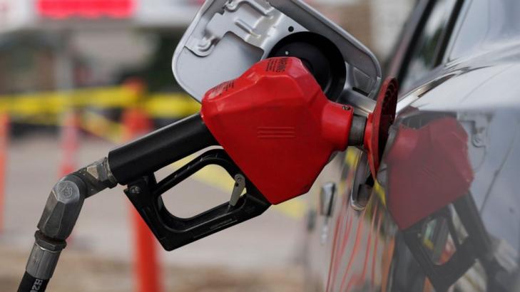 Average US gasoline price falls 32 cents to $4.54 per gallon