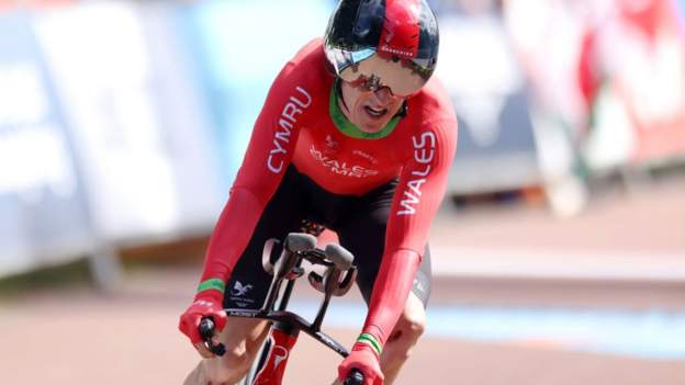 Commonwealth Games: Fred Wright and Anna Henderson win time trial silver as Geraint Thomas takes bronze