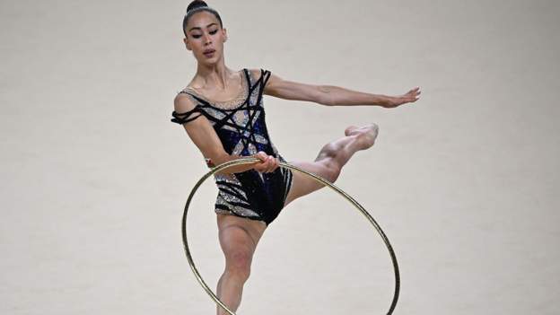 Commonwealth Games: Wales' Gemma Frizelle wins gold in rhythmic gymnastics hoop final