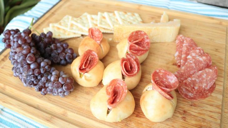 Make Jalapeño Popper Charcuterie Bites With Pizza Dough