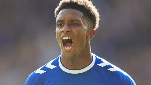 Everton 1-1 Nottingham Forest: Demarai Gray salvages Toffees point