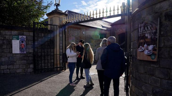 Hundreds line up to pay respects to late queen in Windsor