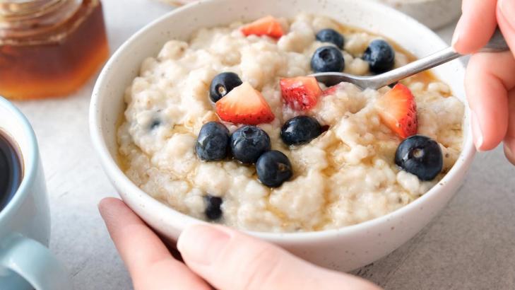 Your Hot Oatmeal Needs Frozen Berries