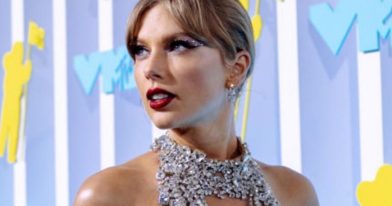 So, Because Taylor Swift Is Taylor Swift, Her VMA Look Was Actually An Easter Egg