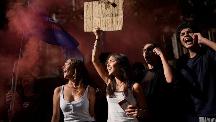 French strike pits workers vs. government as inflation bites