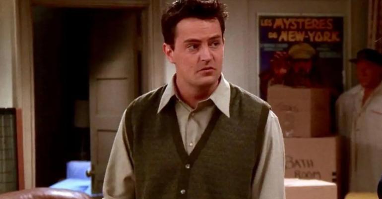 Matthew Perry reveals he was friend-zoned by Jennifer Aniston (5 GIFs)