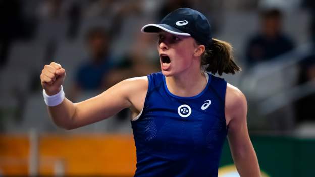 WTA Finals: Iga Swiatek into semis with straight-set win over Caroline Garcia