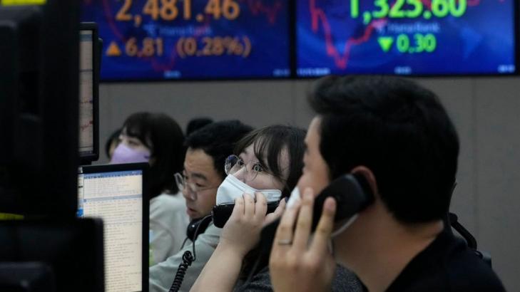 Asian stocks mixed after Wall St falls, China retail slows