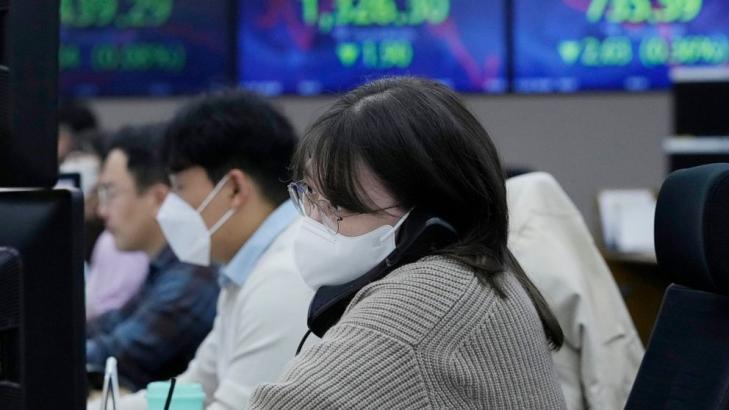 Asian shares mixed as investors eye Tokyo inflation data