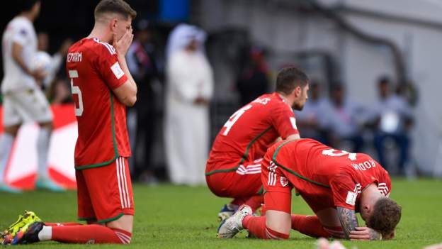 World Cup 2022: Wales 0-2 Iran - late Iranian double leaves 10-man Wales in danger of exit