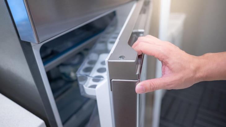 Use Cling Wrap to Keep Your Refrigerator Clean