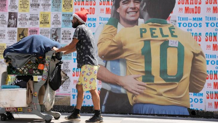 Pelé's family gathers at hospital in Sao Paulo