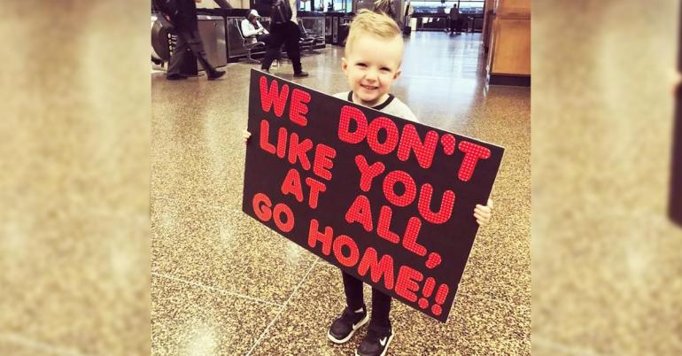 Not so welcome home airport signs (29 Photos)