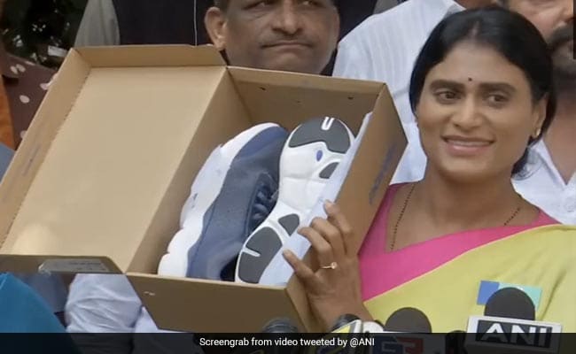 Watch: Politician Dares KCR, With 'Gift' - "Your Size, Bill To Exchange"