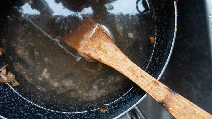 You're Soaking Your Dishes Wrong