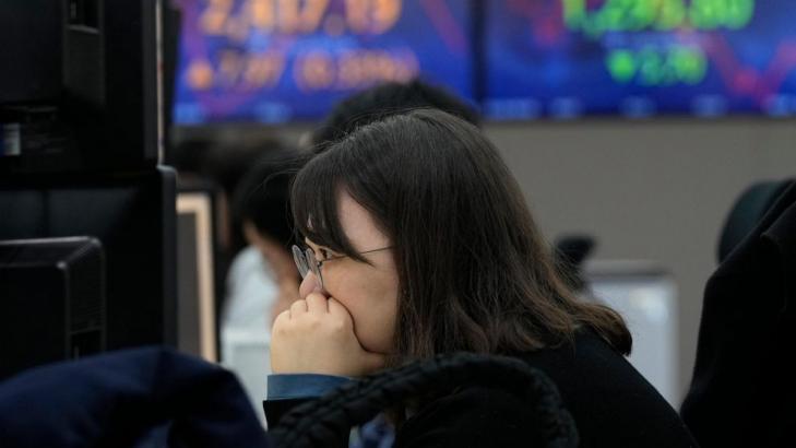 Asian shares mostly rise on relief over US bank strength