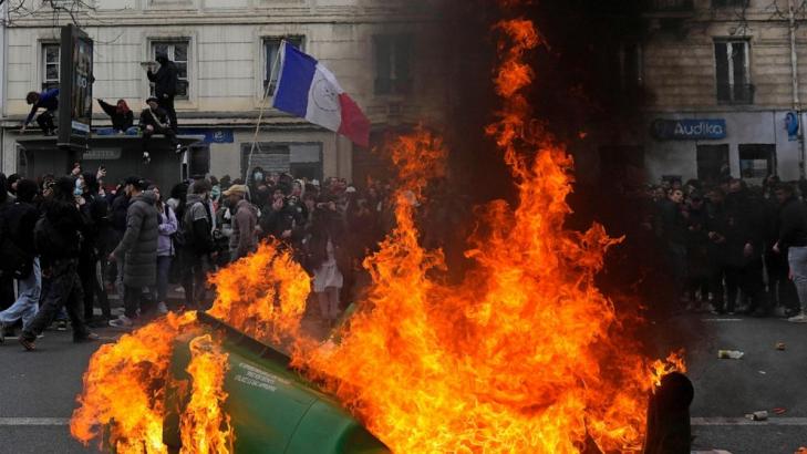 Paris trash strike ends, smaller pension protest turnout