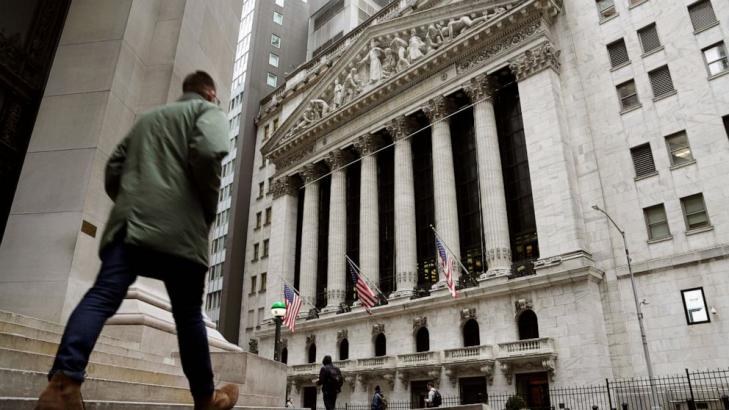 Average Wall Street bonuses dipped 26% to $176,700 last year