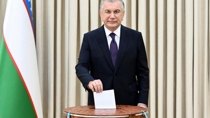 Uzbeks approve changes that could extend president till 2040
