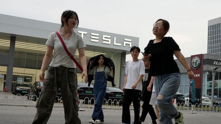 China's industry minister, Tesla's Musk meet, discuss electric cars