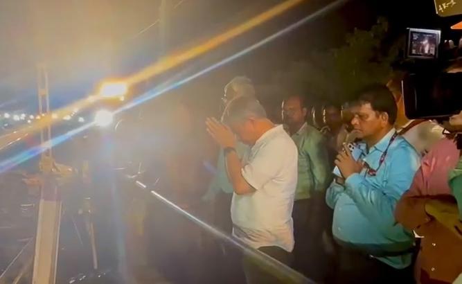 Video: Railway Minister Prays As Movement Resumes At Train Crash Site