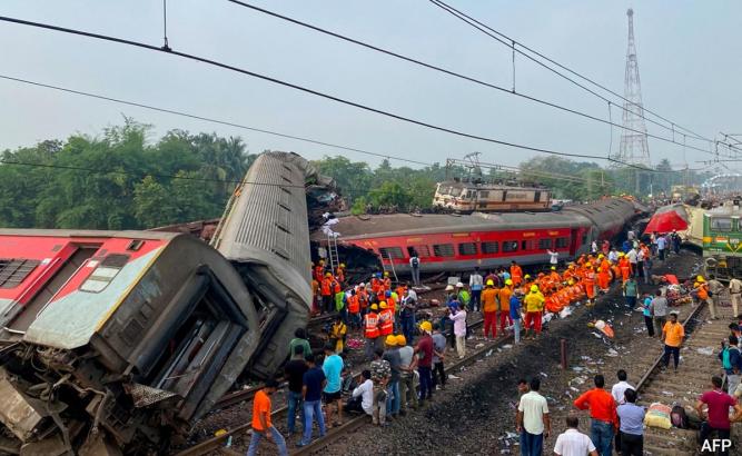 Can't Keep Train Crash Bodies Long, Embalming Won't Help, Says Top Doctor