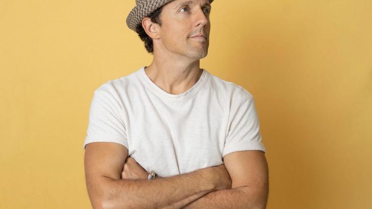 Jason Mraz is feeling free and curious — in music and in love