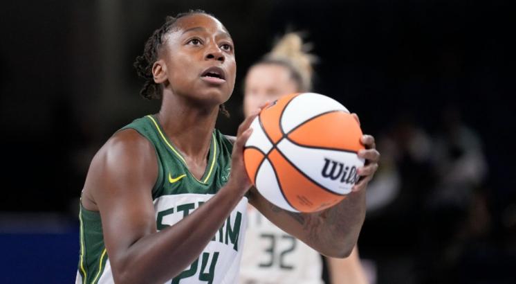 Loyd scores 25 points, leads Storm to win over slumping Sparks