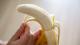 Esta es la forma correcta de pelar una banana