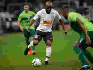 vagner-love-encara-a-marcacao-durante-partida-do-corinthians-contra-o-avenida-rs-pela-copa-do-brasil-1550712162484_v2_300x225.jpgx