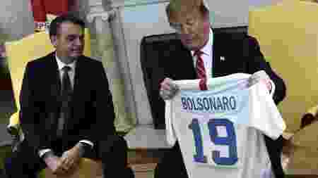 19mar2019---presidente-dos-eua-donald-trump-troca-camisas-de-futebol-com-o-presidente-jair-bolsonaro-1553013080545_v2_450x253.jpgx