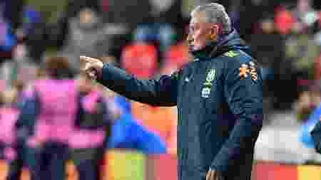 tite-orienta-a-selecao-brasileira-a-beira-do-gramado-na-partida-brasil-x-republica-tcheca-em-praga-1553635480493_v2_450x253.jpgx