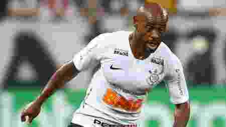 vagner-love-carrega-a-bola-durante-partida-entre-corinthians-e-ceara-na-copa-do-brasil-1554342215788_v2_450x253.jpgx