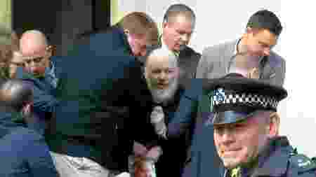 fundador-do-wikileaks-julian-assange-e-preso-na-embaixada-do-equador-em-londres-1554984319117_v2_450x253.jpgx