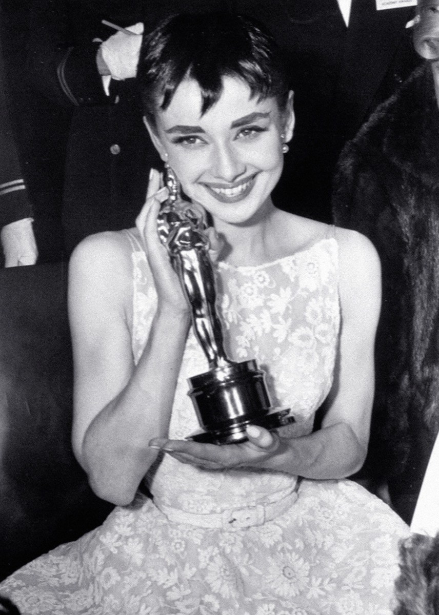 Audrey-Hepburn-1954-Oscars.jpg?resize=856%2C1200&ssl=1